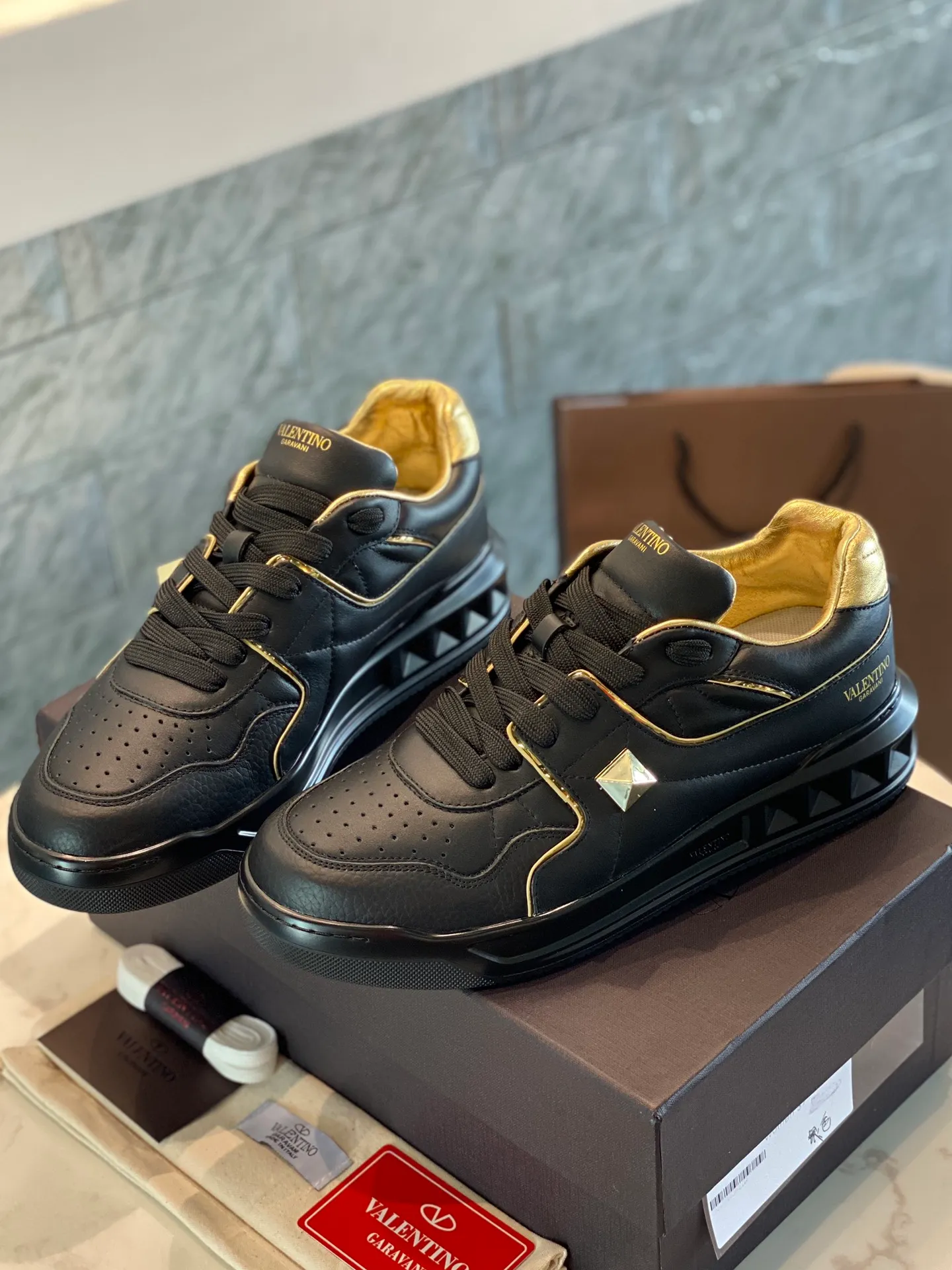 👟👟Ex-factory price 780👟👟 Valentino ONE STUD calfskin lace-up sneakers. Soft suede low-top sneakers, classic and versatile, couple's sneakers, special goods, worth buying! A pair of simple shoes with unique details will save you from the difficulty of dressing. OneStud sneakers, with quilted plaid and oversized rivets, create an eye-catching punk style and get rid of the heavy feeling of this season's clothing. U👟👟Ex-factory price raise calfskin derby shoes, with exquisite leather construction and simple silhouette, smooth lines set the tone of coolness, they are a versatile item in the wardrobe. There are more Valentino boutique shoes waiting for you to unlock! It’s time to get the shoes you’ve been coveting for a long time! Officially on sale 7,+++ - Seven straps, decorated with metallic rubber effect. Decoration on the back and tongue. Size 35-44.